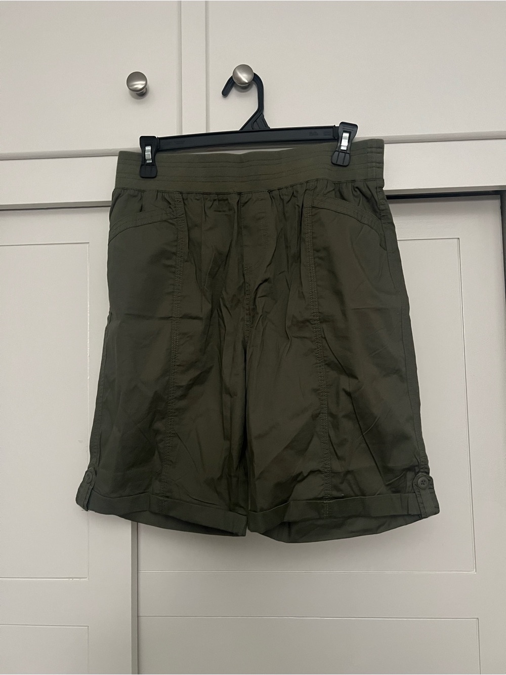 Briggs Women's Pull-On Bermuda Short with Pockets Green Color Size Medium , NWT
